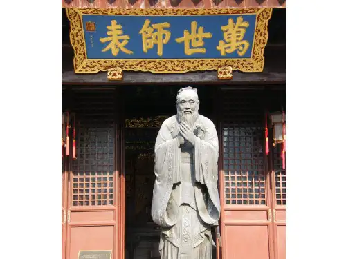 弟子规第二十二讲-冠必正_纽必结_袜与履_俱紧切_置冠服_有定位_勿乱顿_致污秽_衣贵洁_不贵华_上循分_下称