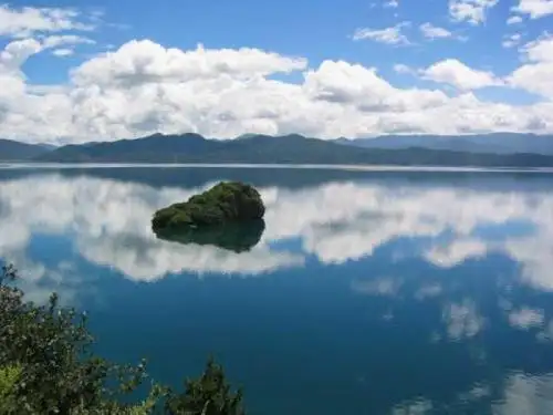 《清澈的湖水》