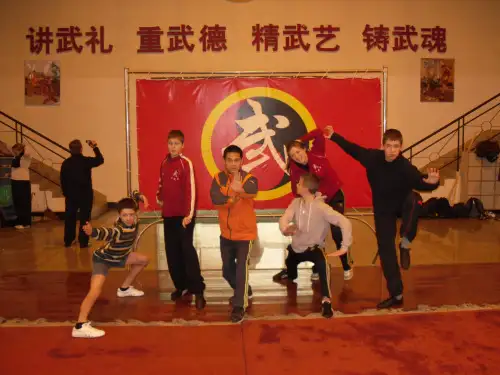 人教版五年级体育下册《术  2.蹬踢架打》公开课课件_3